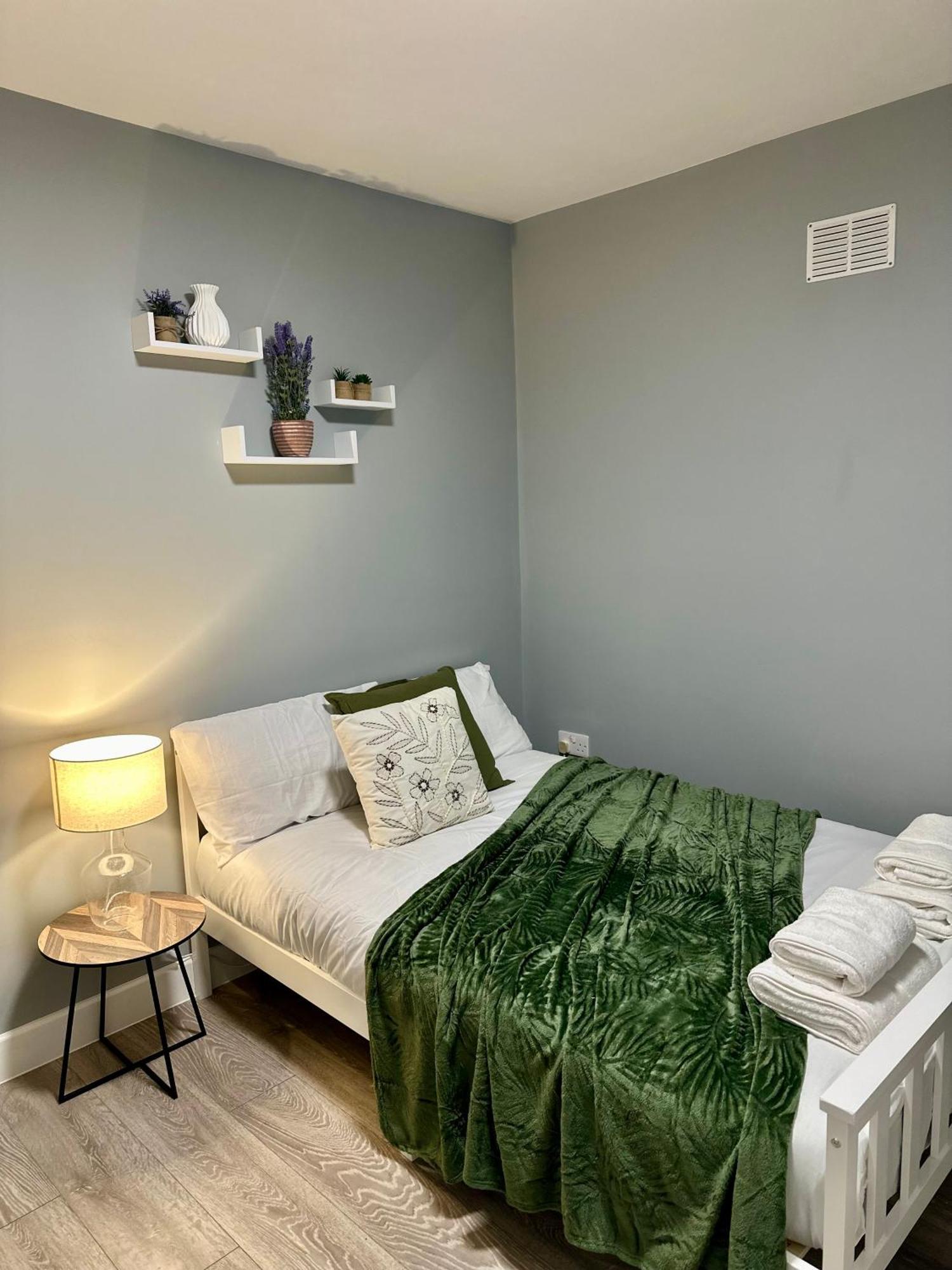 Cosy Ensuite Double Room, Near Heathrow Airport Northolt  Екстериор снимка