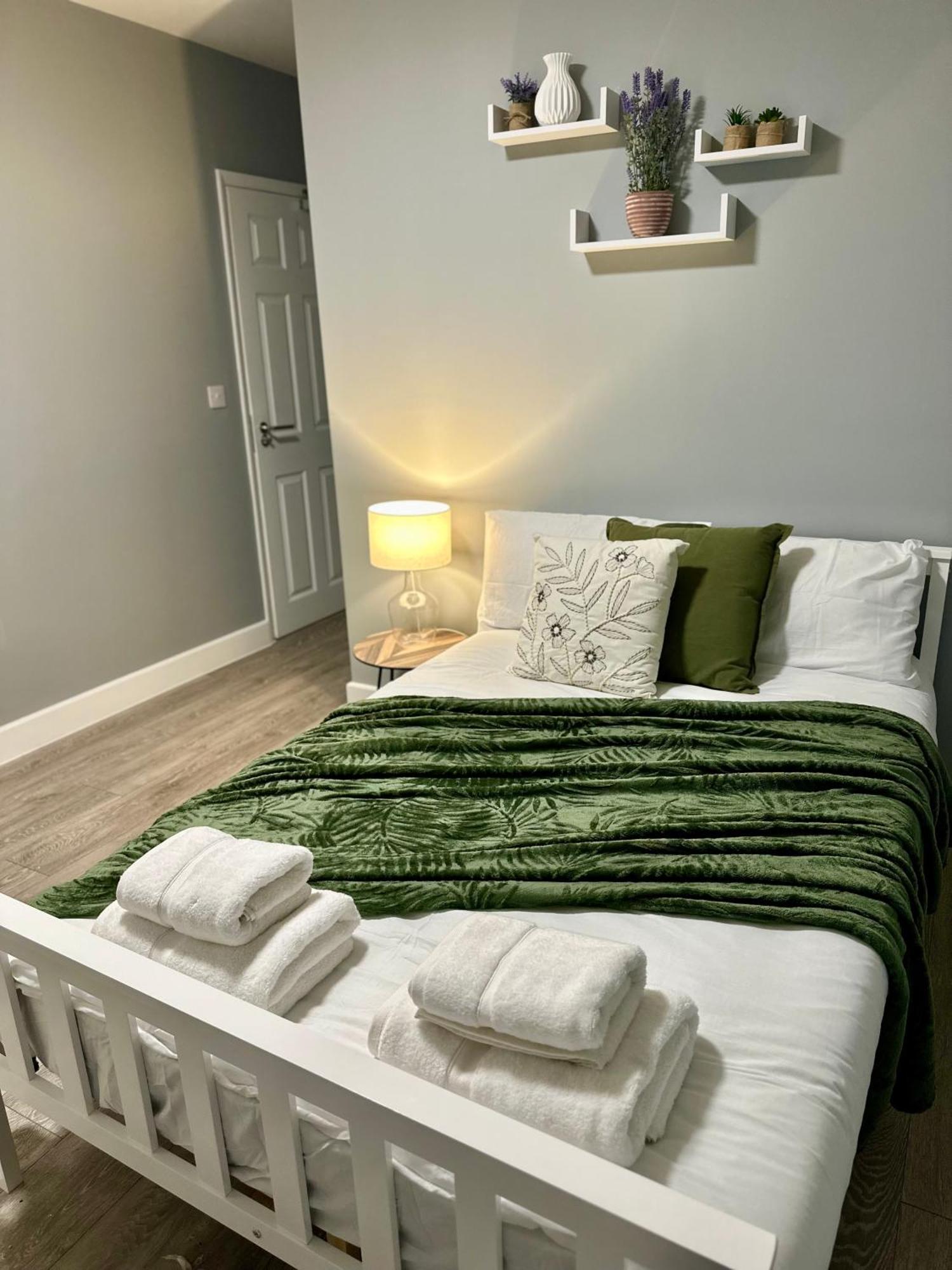 Cosy Ensuite Double Room, Near Heathrow Airport Northolt  Екстериор снимка